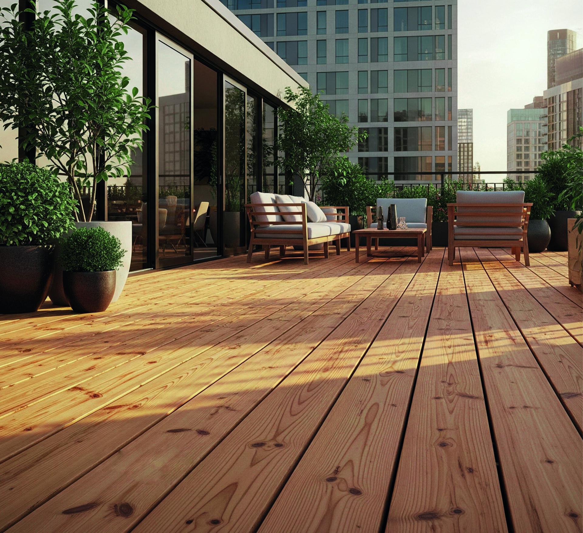 Premium-Holzterrasse mit Stadtblick
