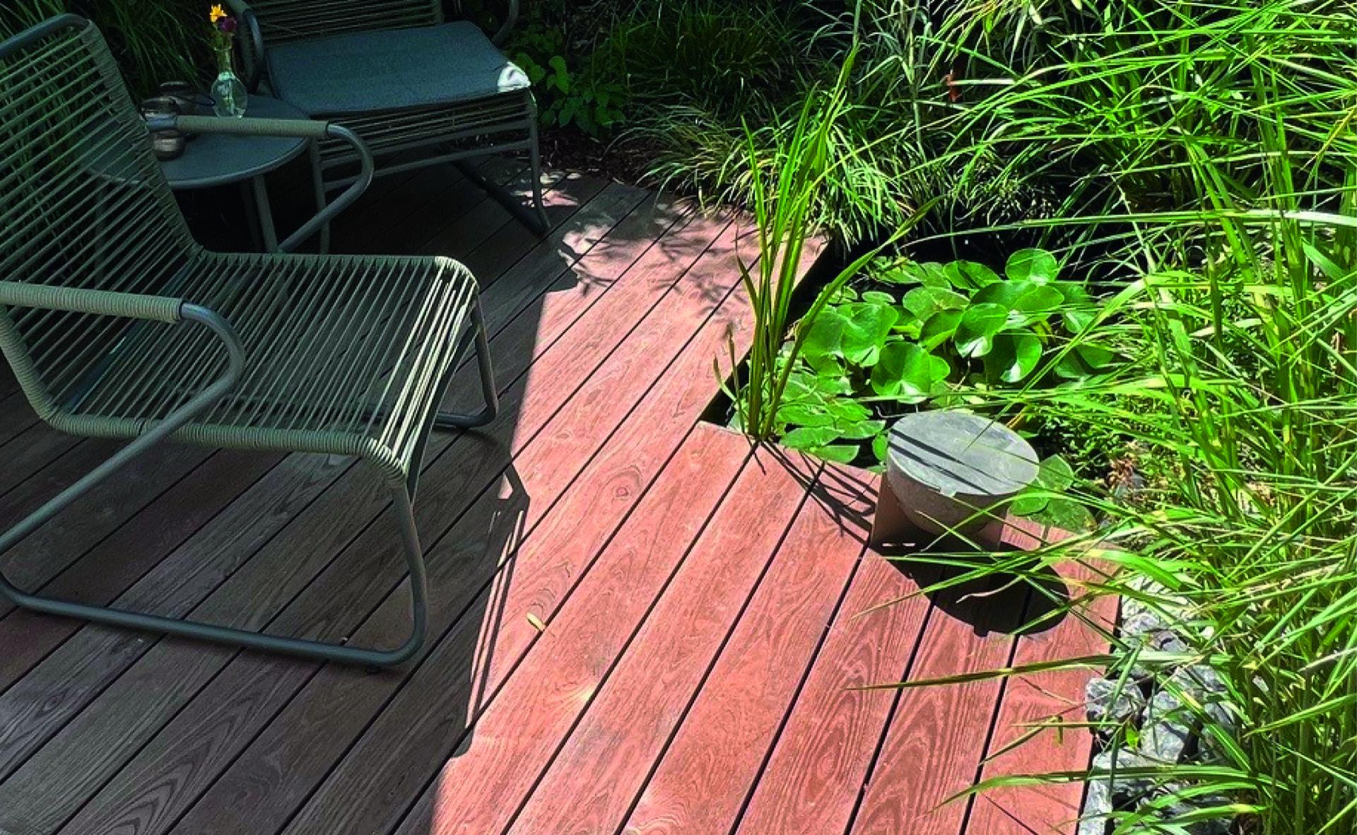 Holzterrasse mit Gartenmöbeln